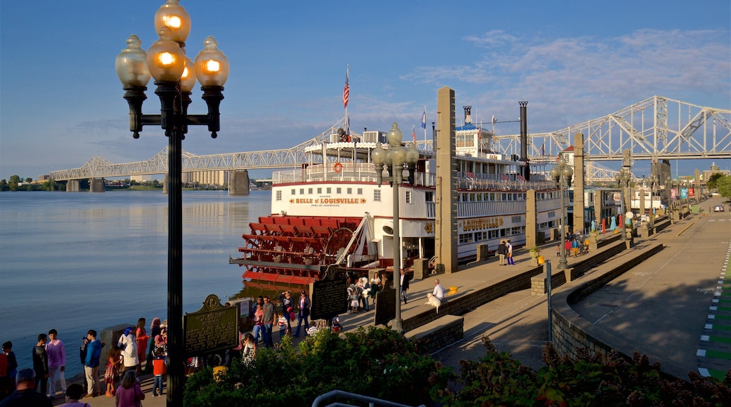 Belle of Louisville mettant en vedette ferry et baie ou port aussi bien que petit groupe de personnes