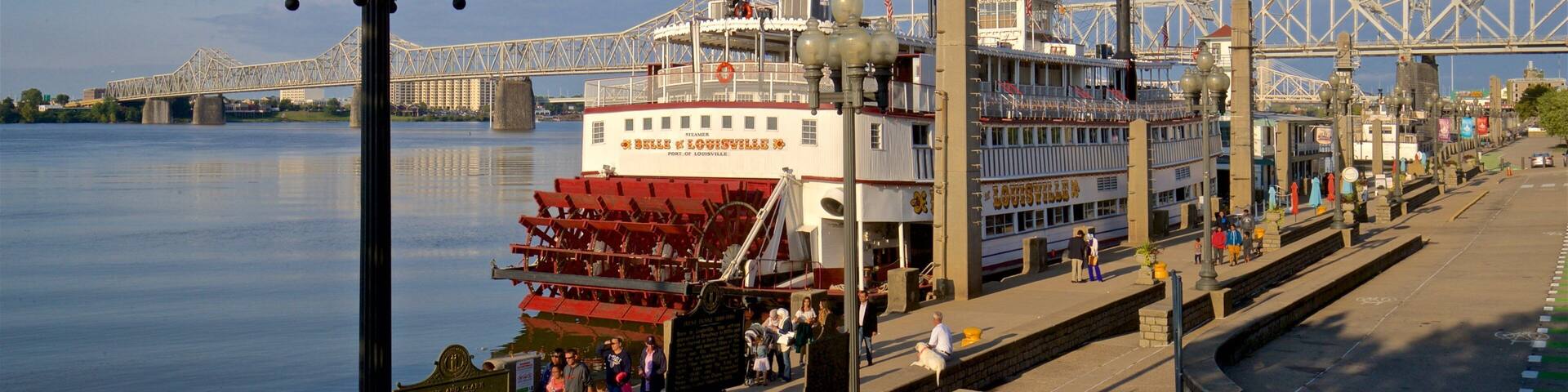 Belle of Louisville presenterar en fÀrja och en hamn eller havsbukt sÄvÀl som en liten grupp av mÀnniskor
