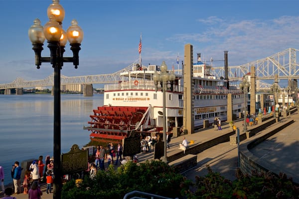 Belle of Louisville mostrando traghetto e baia e porto cosi come un piccolo gruppo di persone