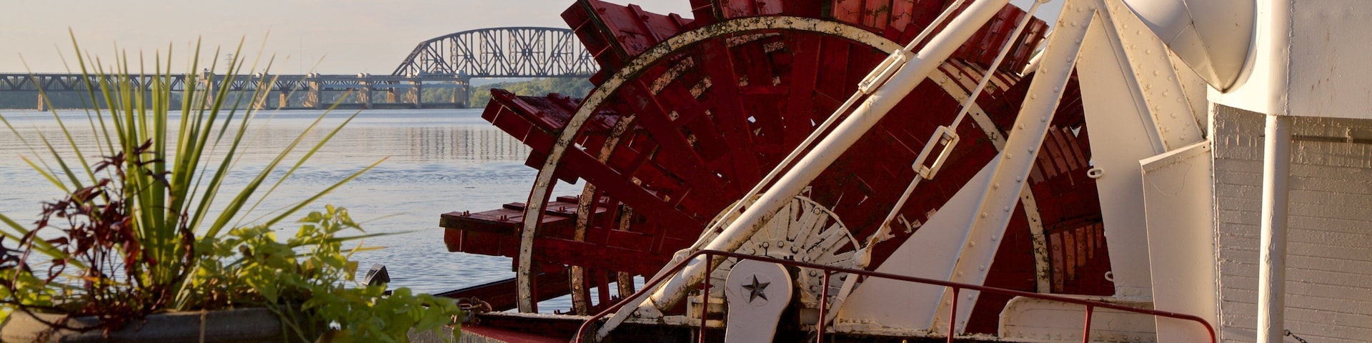 Belle of Louisville ofreciendo un ferry y una bahía o un puerto
