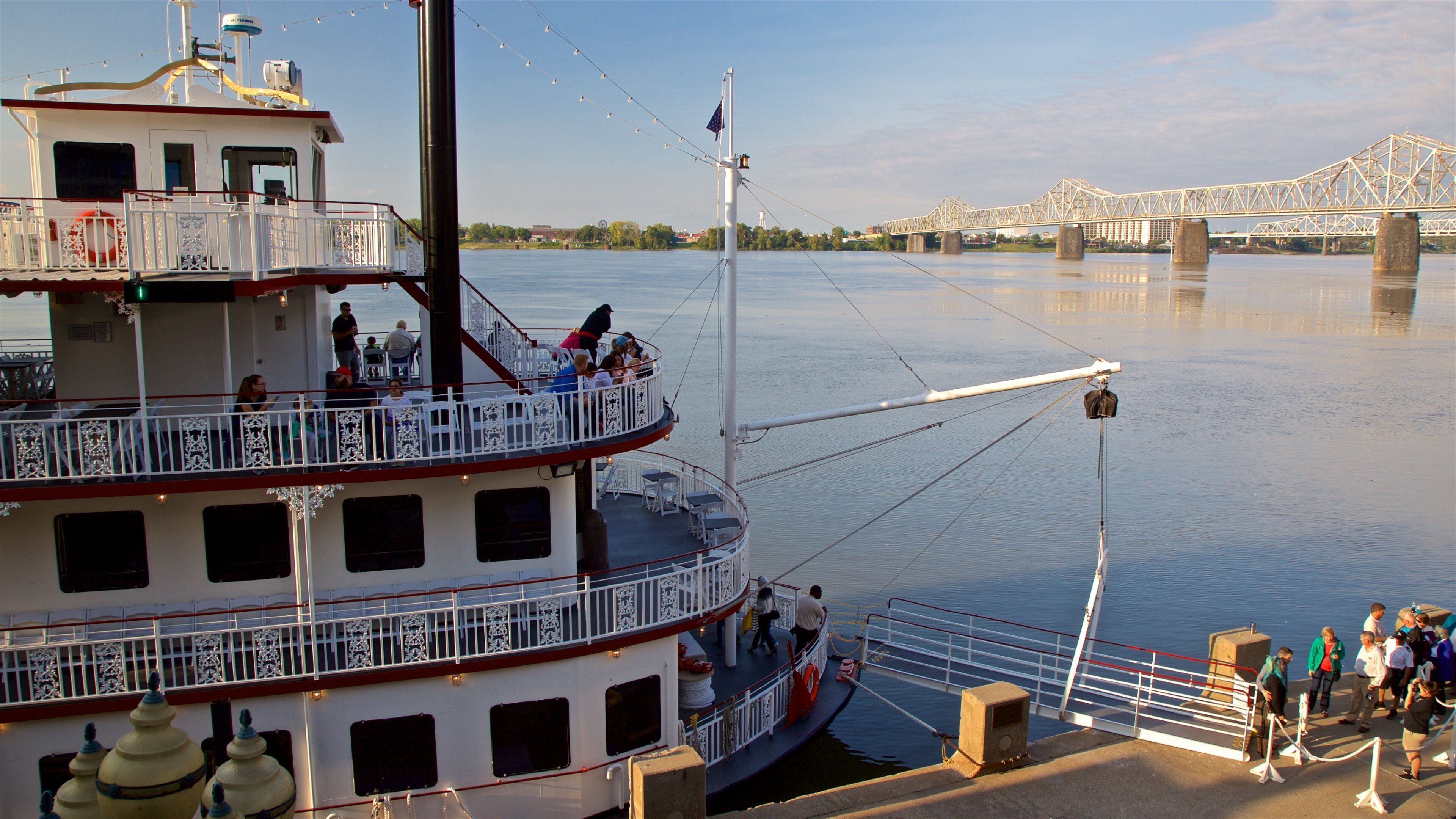 Belle of Louisville que incluye un ferry y una bahía o puerto y también un peque ño grupo de personas