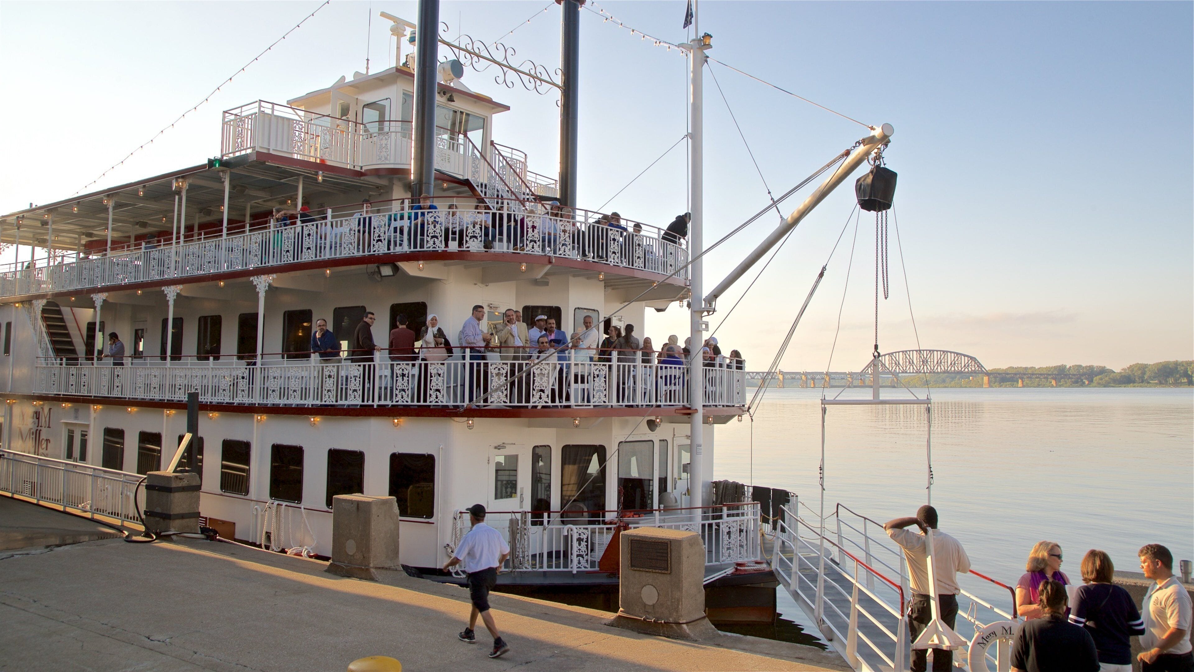 Belle of Louisville qui includes ferry et baie ou port aussi bien que petit groupe de personnes