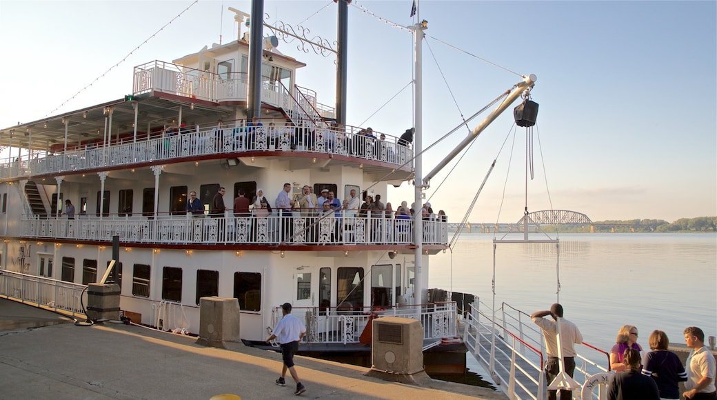 Belle of Louisville qui includes ferry et baie ou port aussi bien que petit groupe de personnes