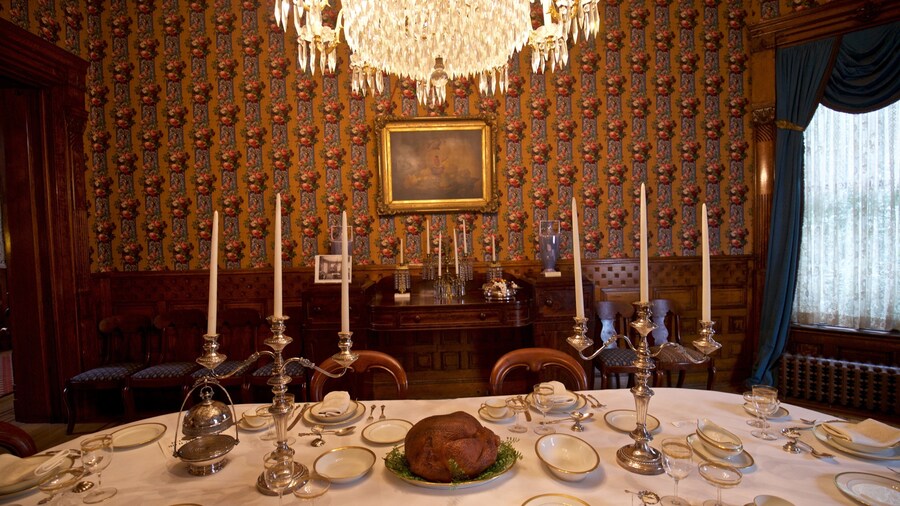 Conrad Caldwell House que incluye una casa, vistas interiores y elementos del patrimonio