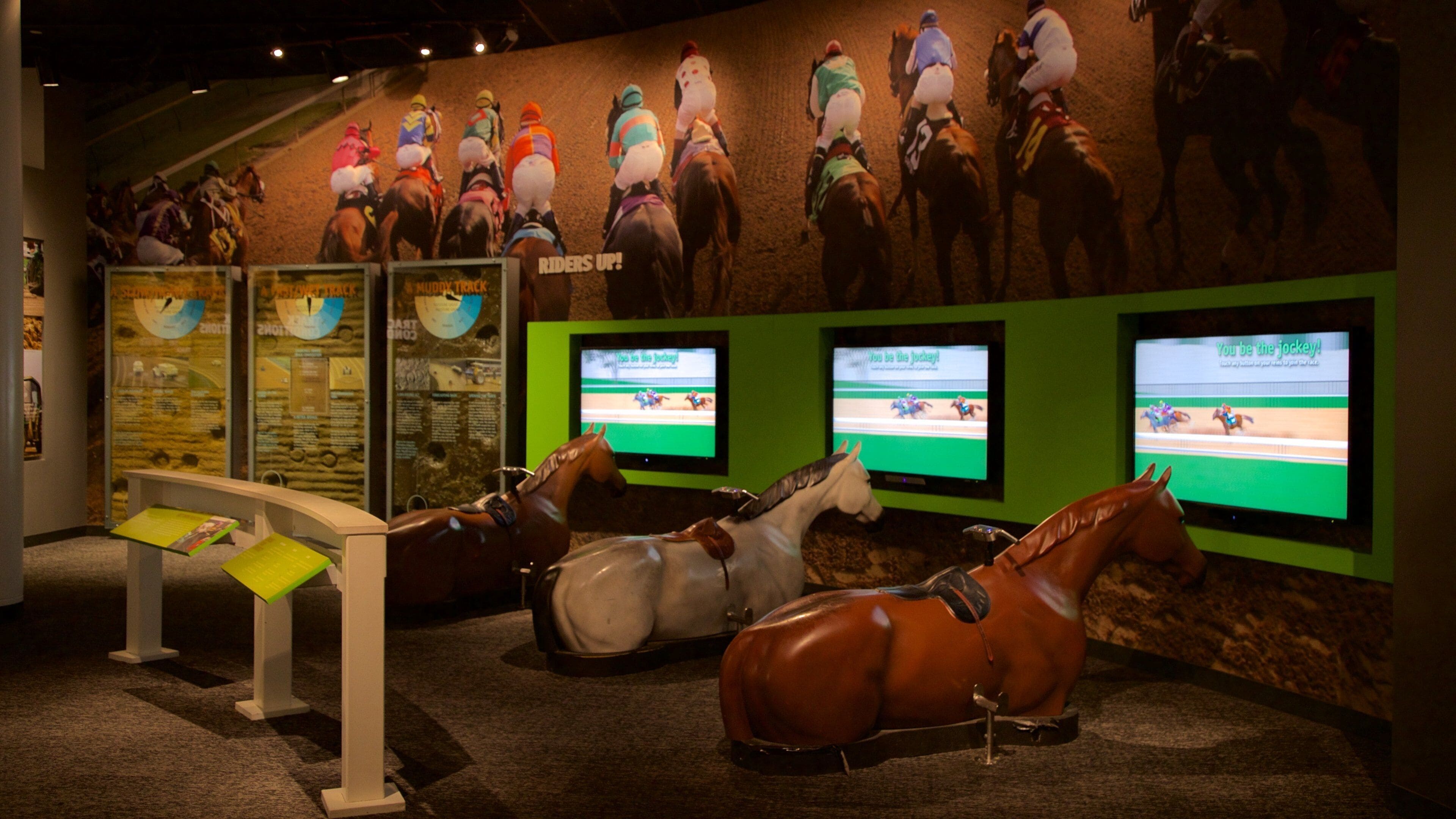 Una exhibición de carreras de caballos con jinetes a caballo y una muestra de la pista.