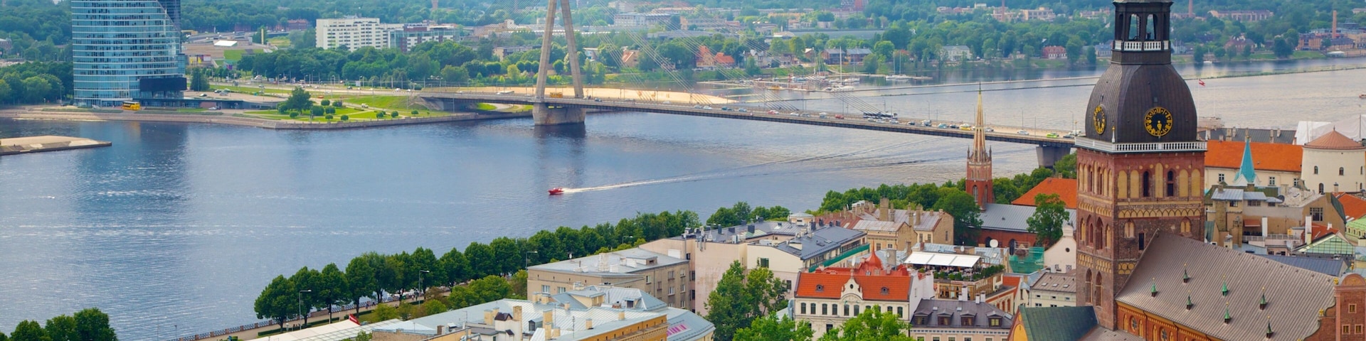 Iglesia de San Pedro que incluye un puente, una ciudad y vista panorámica