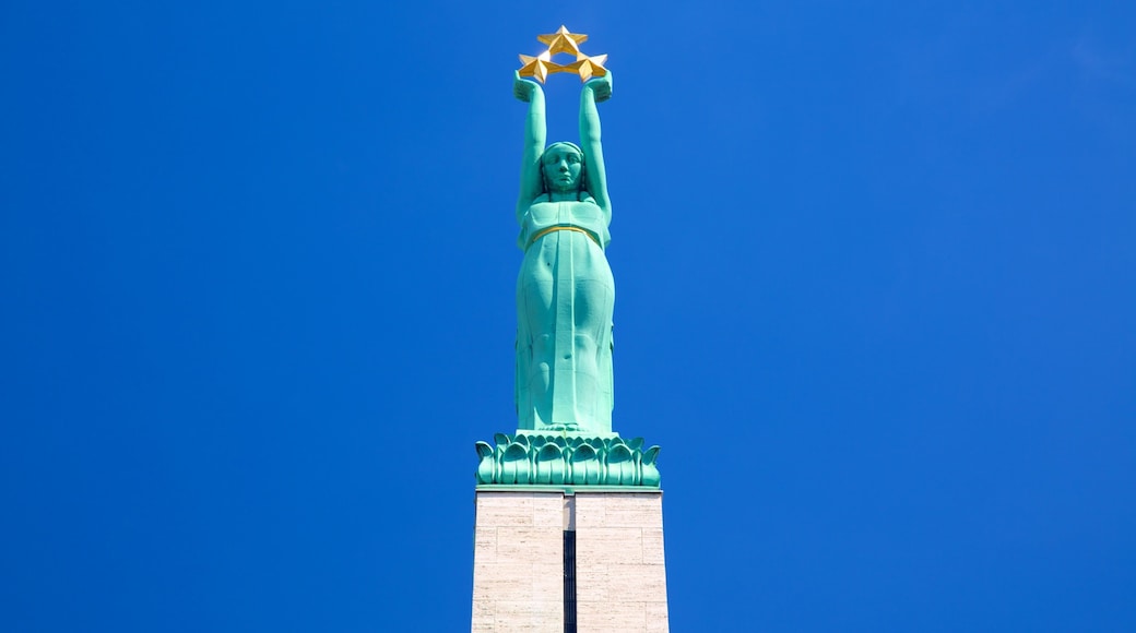 Freedom Monument showing a statue or sculpture and a monument