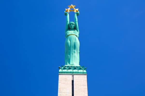 Freiheitsdenkmal mit einem Monument und Statue oder Skulptur