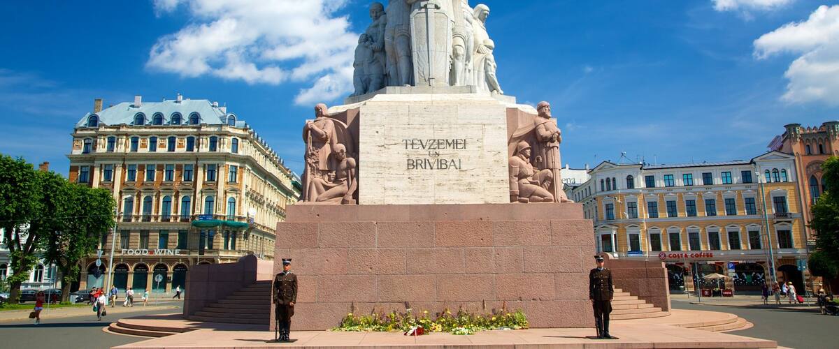 Đài kỷ niệm Tự do có tính năng pho tượng và đài tưởng niệm