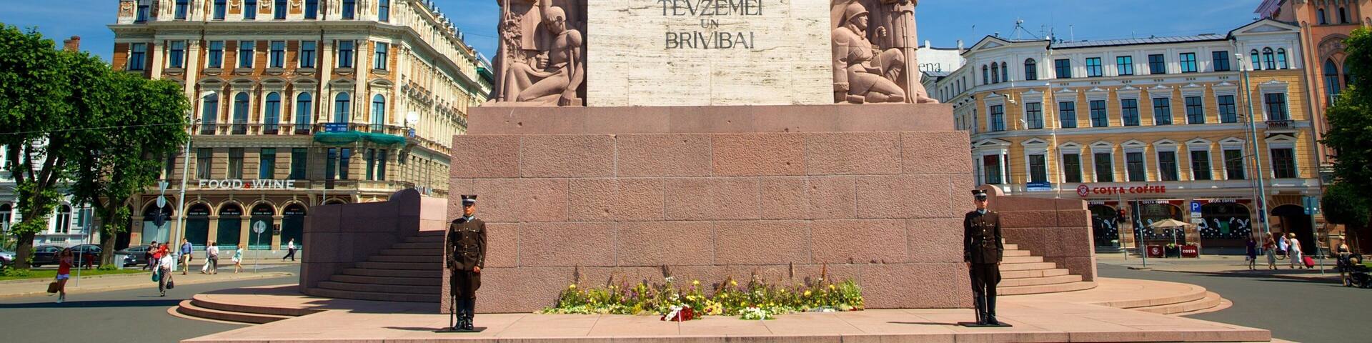 Freedom Monument featuring a statue or sculpture and a monument