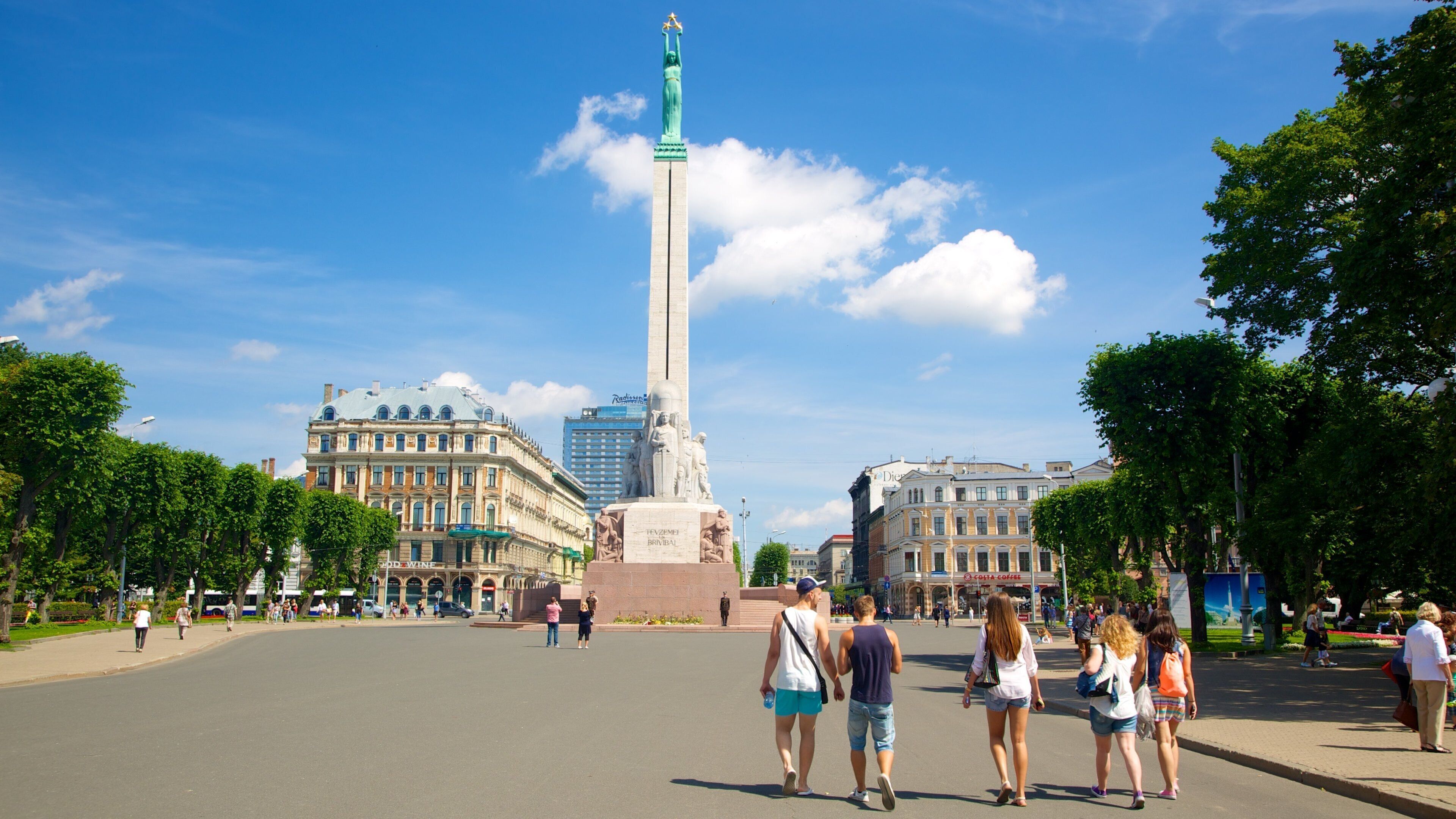 Monumento a la Libertad que incluye un monumento, imágenes de calles y una plaza