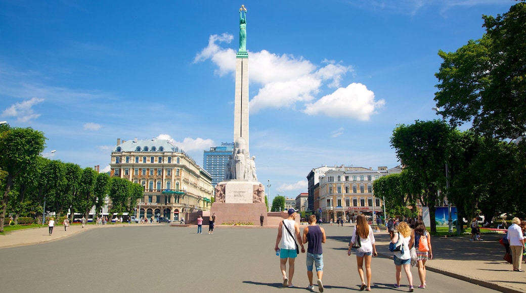 Freedom Monument showing a monument, street scenes and a square or plaza