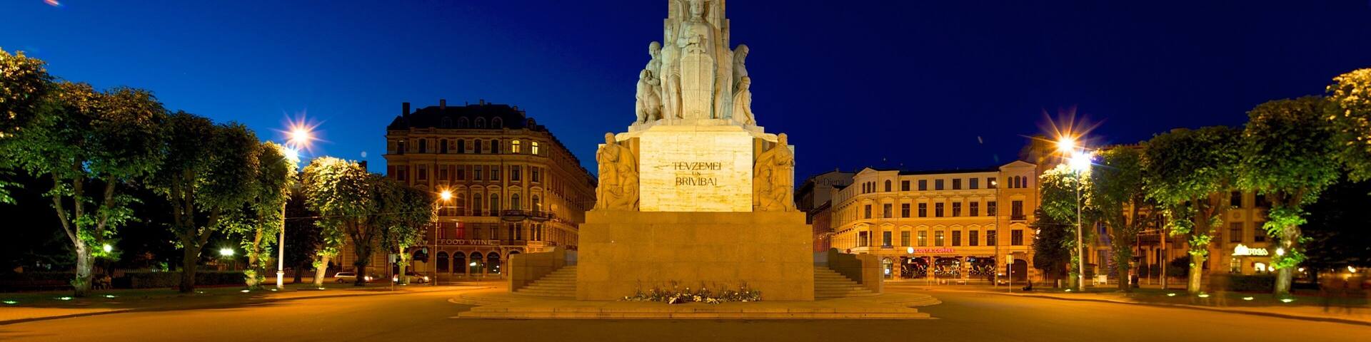 Freiheitsdenkmal welches beinhaltet bei Nacht, Platz oder Plaza und Monument