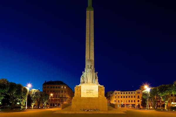 Freiheitsdenkmal welches beinhaltet bei Nacht, Platz oder Plaza und Monument