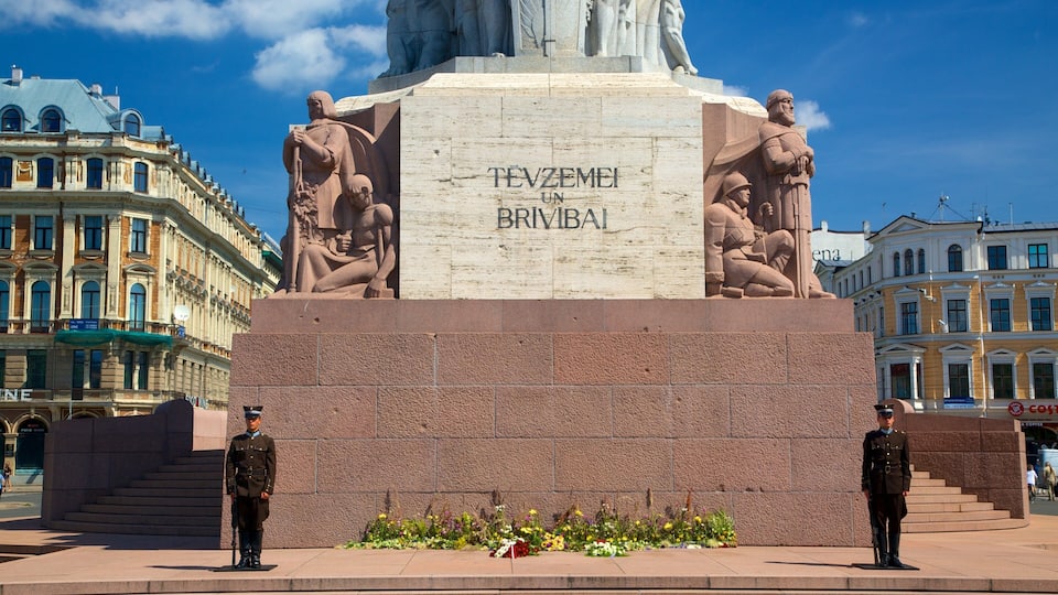 Freedom Monument which includes a monument and a statue or sculpture