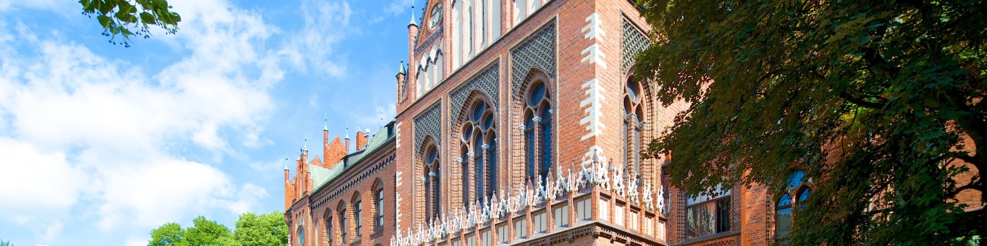 Museo de Arte de Letonia que incluye arquitectura patrimonial y imágenes de calles