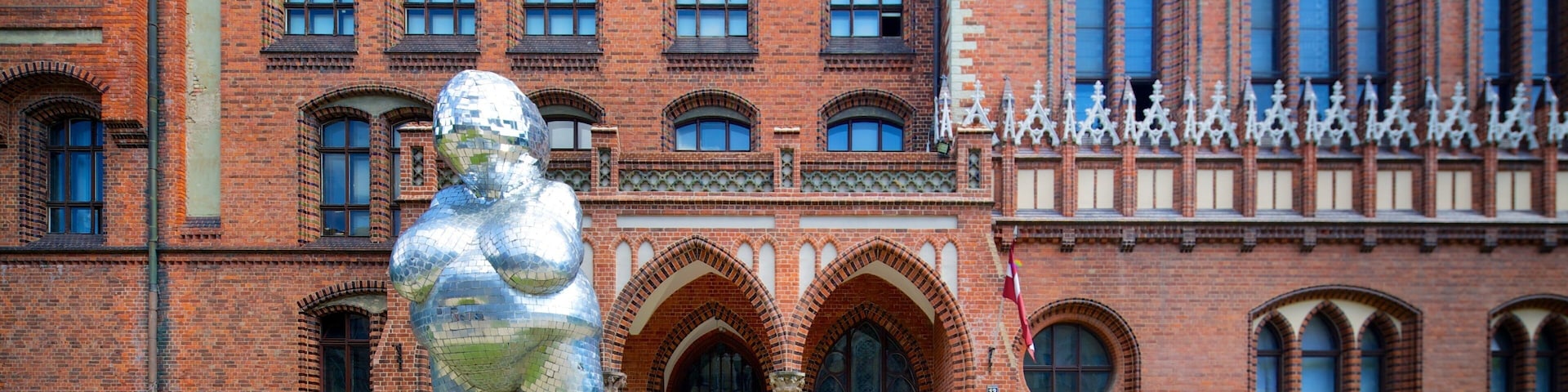 Latvian Art Museum caracterizando uma estátua ou escultura