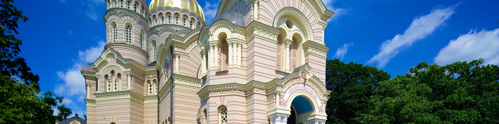 Catedral de la Natividad de Cristo ofreciendo aspectos religiosos, una iglesia o catedral y imágenes de calles