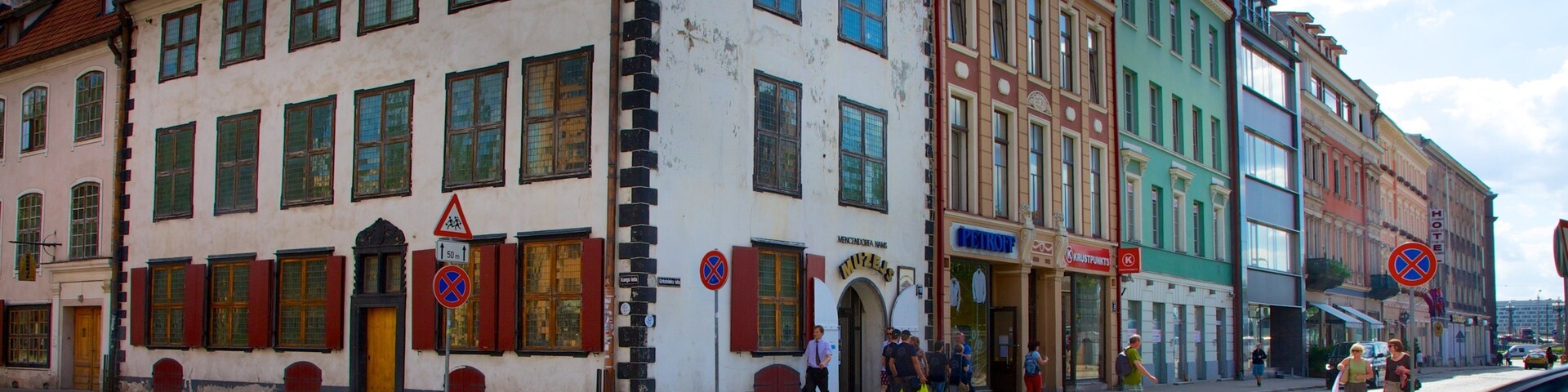 Menzendorff House showing heritage elements, a house and street scenes