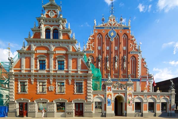 Maison des tĂȘtes noires qui includes patrimoine architectural et scĂšnes de rue