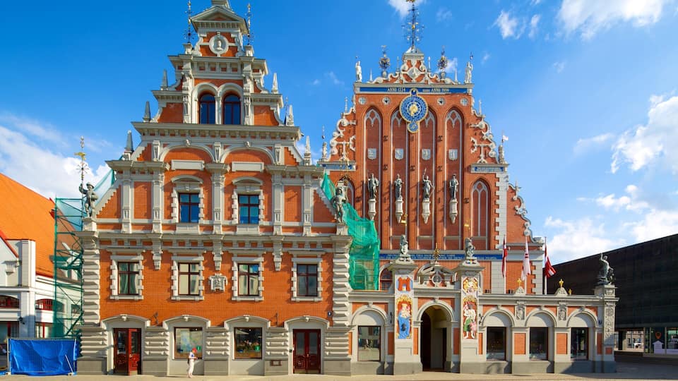 Een historisch gebouw met een gedetailleerde architectuur, inclusief beelden en decoratieve versieringen.