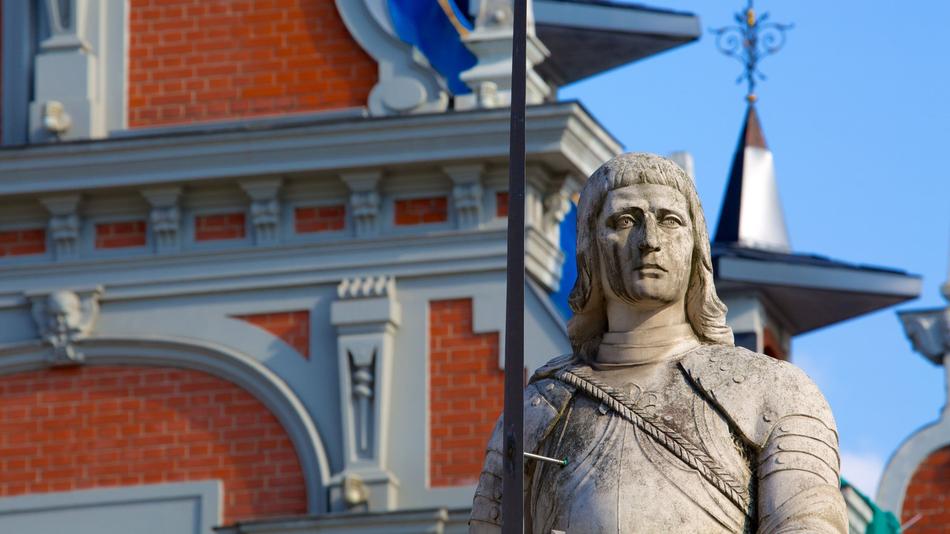 Casa de las Cabezas Negras ofreciendo una estatua o escultura