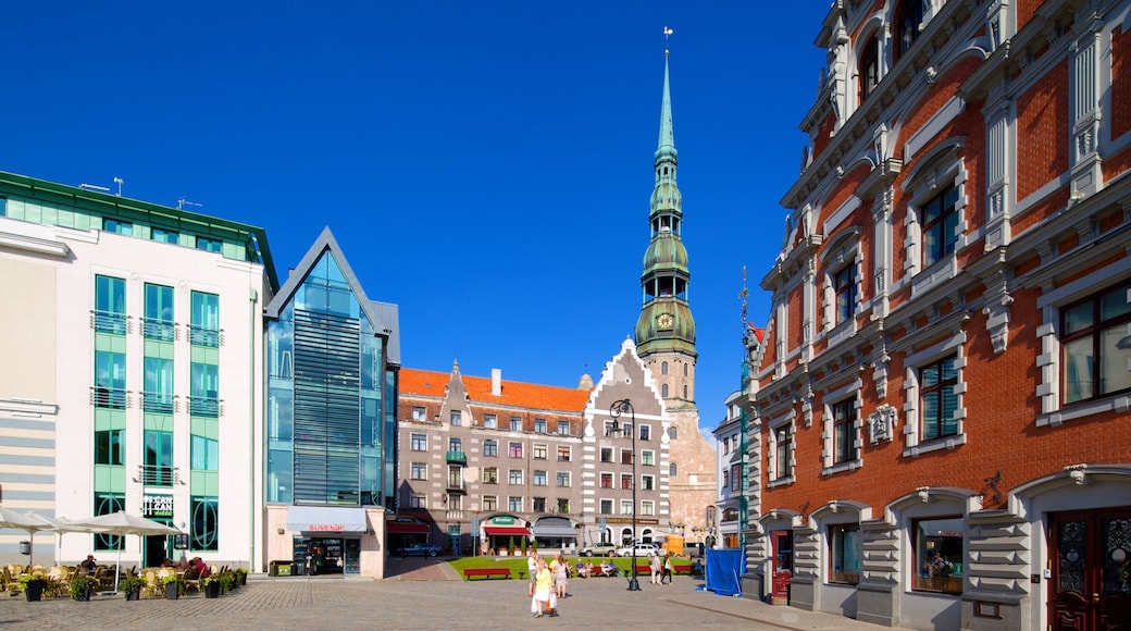 Casa de las Cabezas Negras que incluye escenas urbanas y un parque o plaza