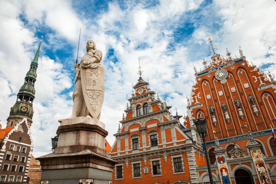 Una estatua, una iglesia y una torre.