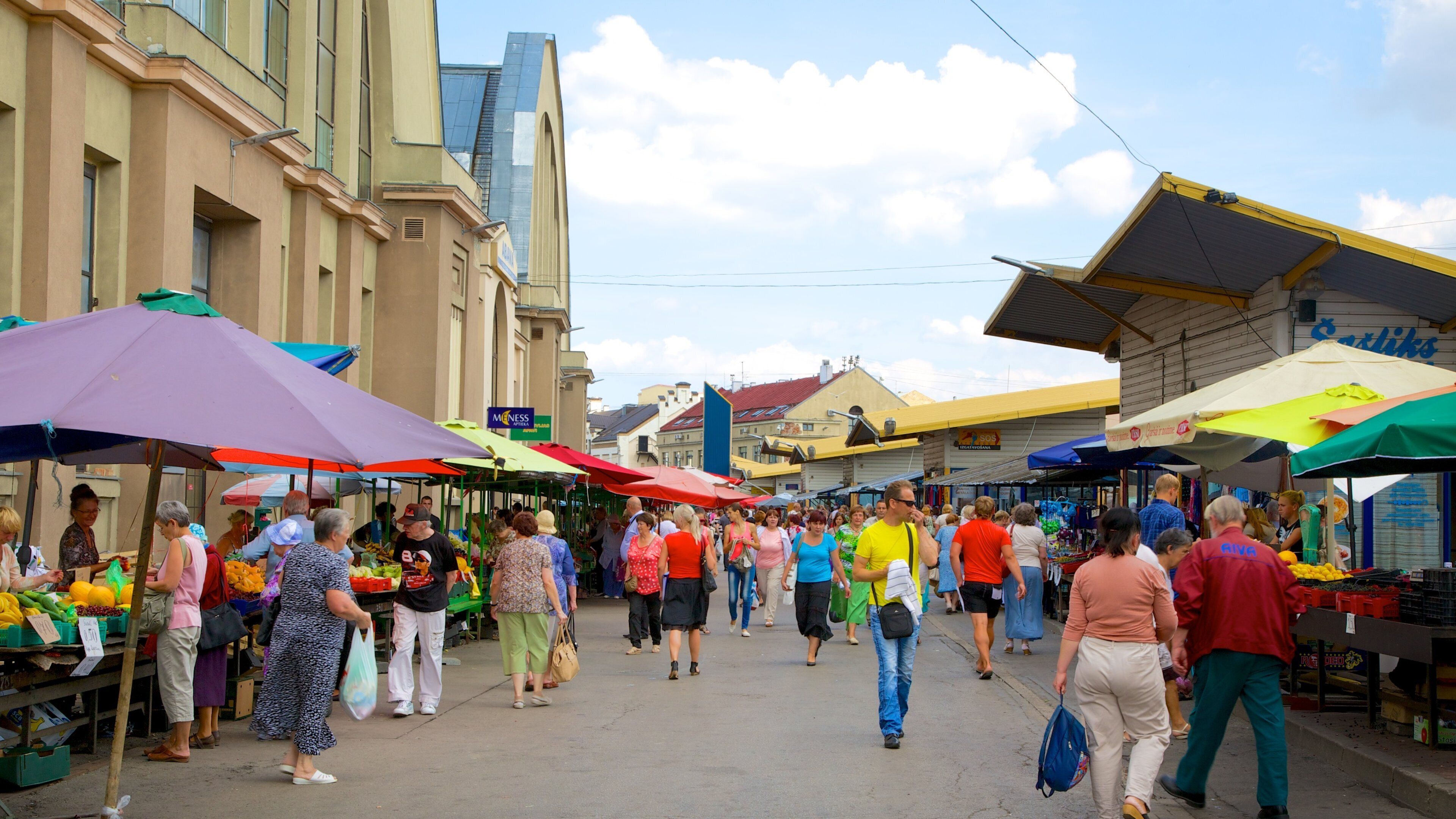 Riga Central Market which includes street scenes and markets as well as a large group of people