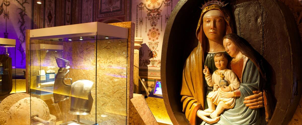 National Museum of Archaeology featuring interior views