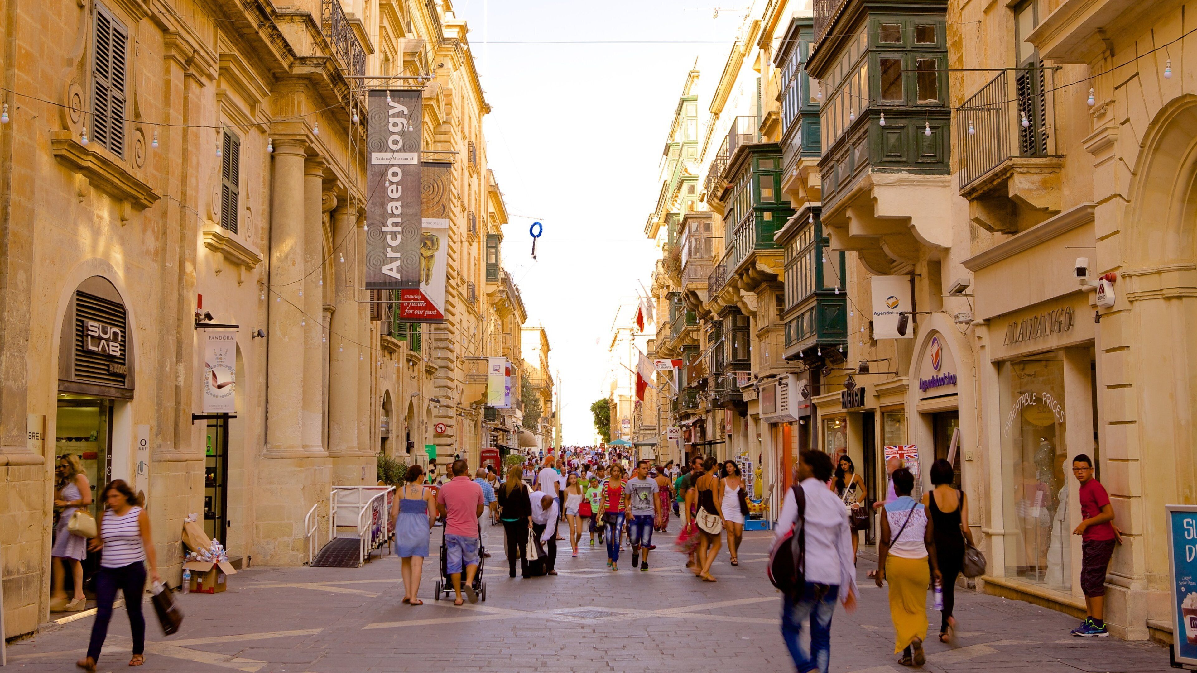 Museu Nacional de Arqueologia mostrando cenas de rua assim como um grande grupo de pessoas