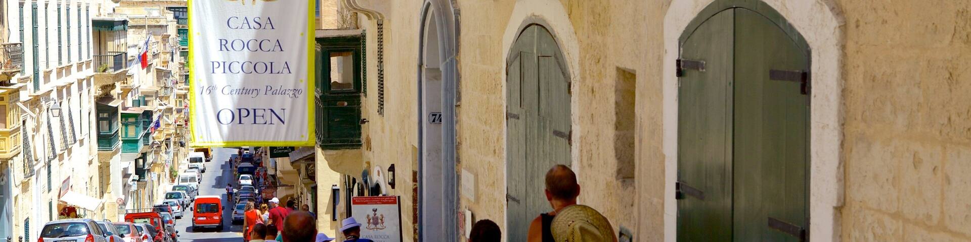 Casa Rocca Piccola montrant signalisation et scĂšnes de rue