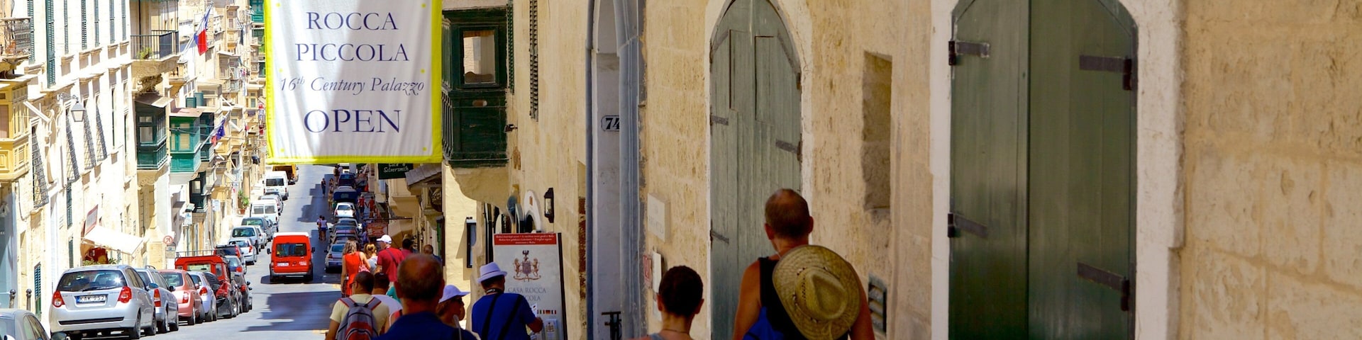 Casa Rocca Piccola featuring street scenes and signage