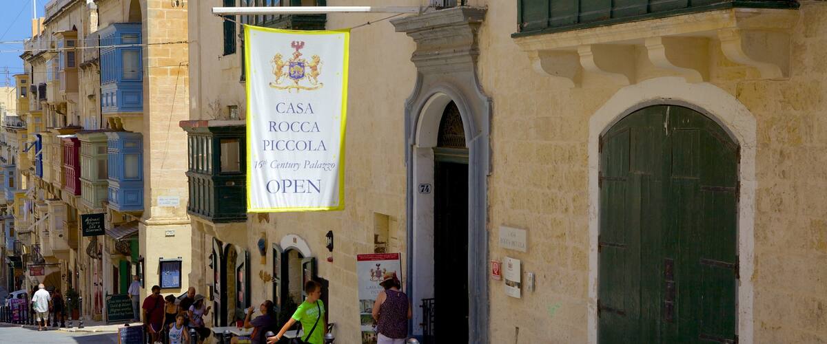 Casa Rocca Piccola fasiliteter samt gatescener og historisk arkitektur