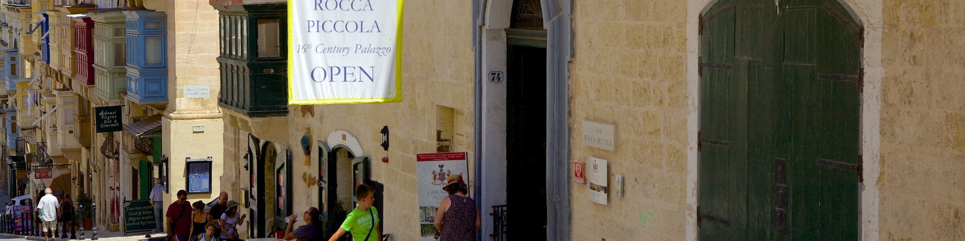 Casa Rocca Piccola mostrando escenas urbanas y patrimonio de arquitectura