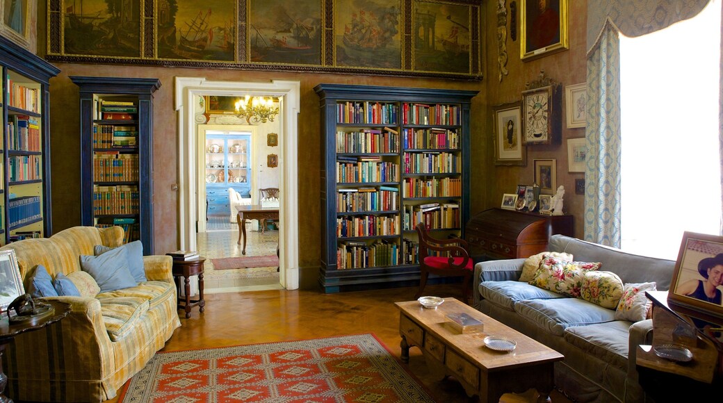 Casa Rocca Piccola featuring interior views