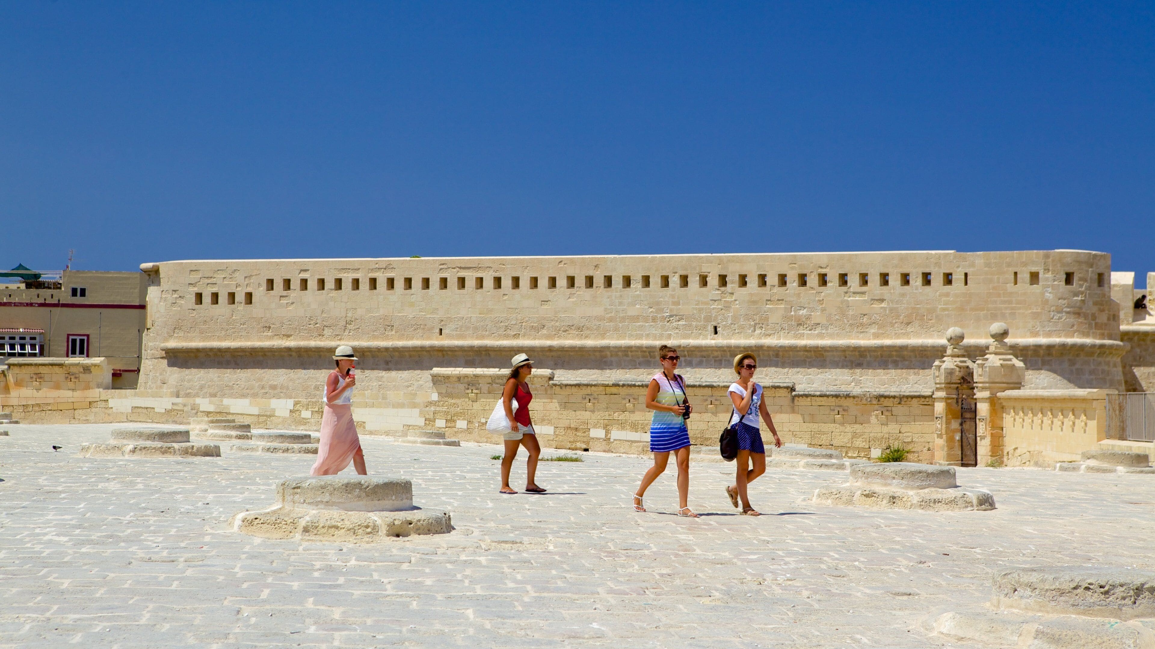 ป้อม St. Elmo เนื้อเรื่องที่ มรดกทางสถาปัตยกรรม และ จัตุรัสหรือพลาซ่า ตลอดจน คนกลุ่มเล็ก