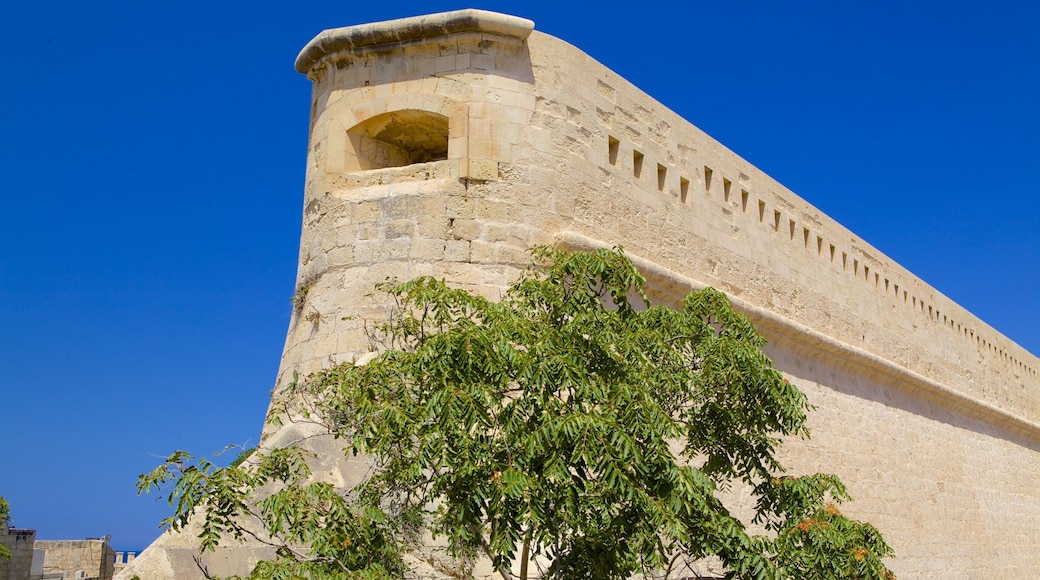 Fuerte San Elmo ofreciendo patrimonio de arquitectura