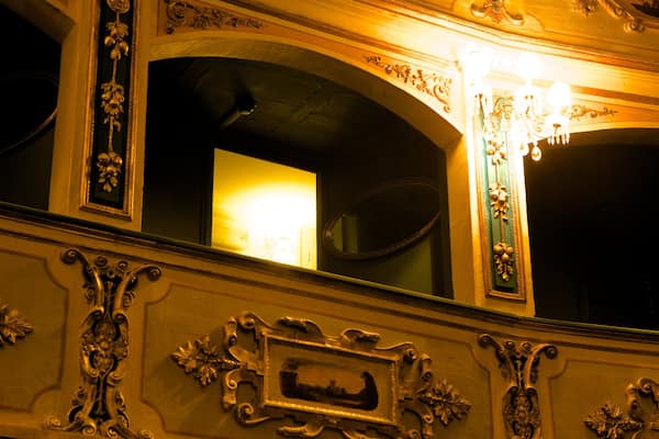 Manoel Theatre featuring theatre scenes, heritage architecture and interior views