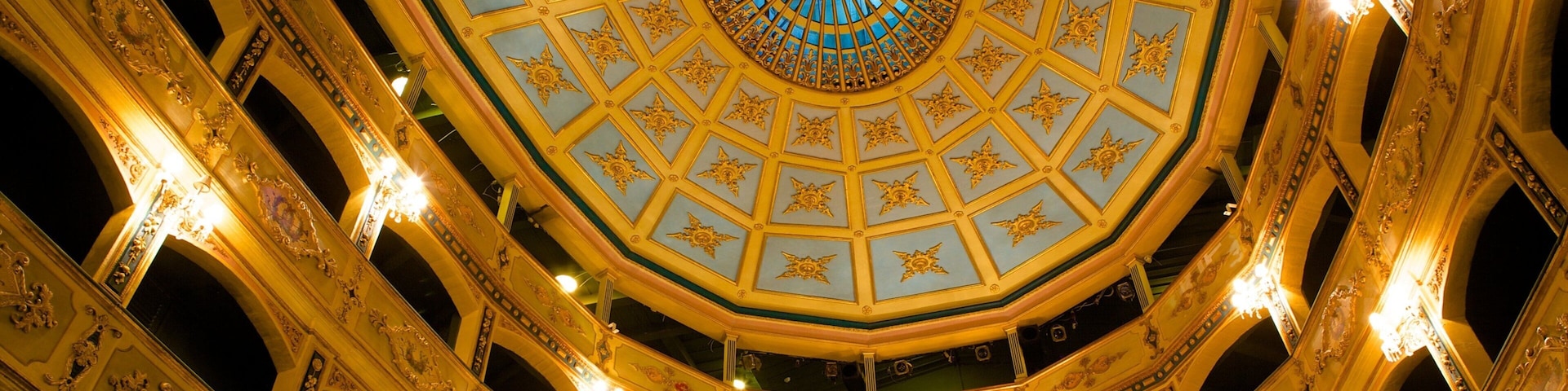 Teatro Manoel que inclui vistas internas, cenas de teatro e arquitetura de patrimônio