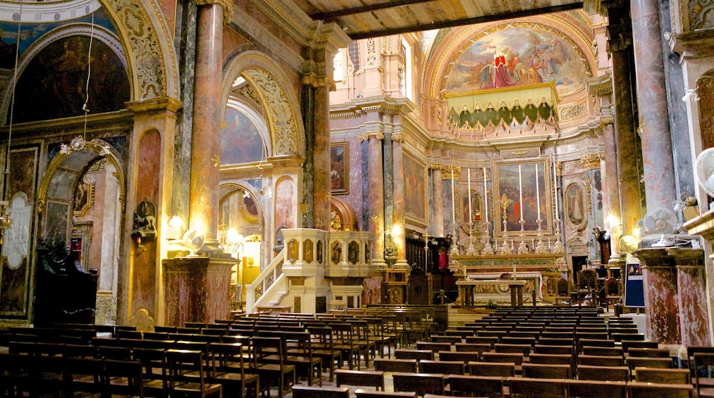 Kerk van de Schipbreuk van Sint Paulus toont religieuze elementen, historische architectuur en een kerk of kathedraal