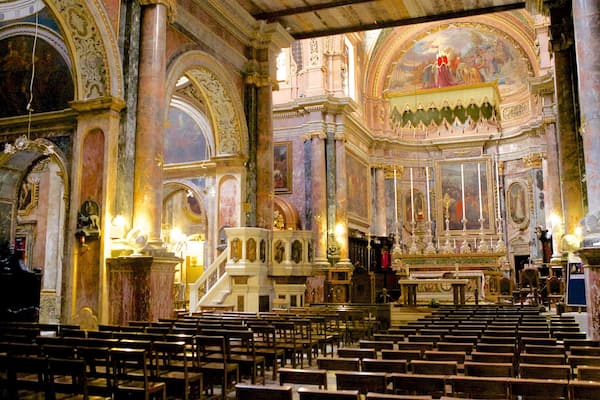 Iglesia Colegiata del Naufragio de San Pablo ofreciendo una iglesia o catedral, elementos religiosos y patrimonio de arquitectura