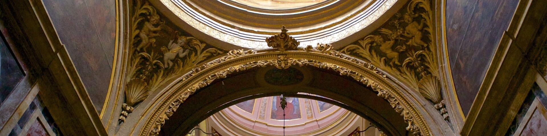 Naufrágio da Colegiata de São Paulo caracterizando uma igreja ou catedral, arquitetura de patrimônio e elementos religiosos