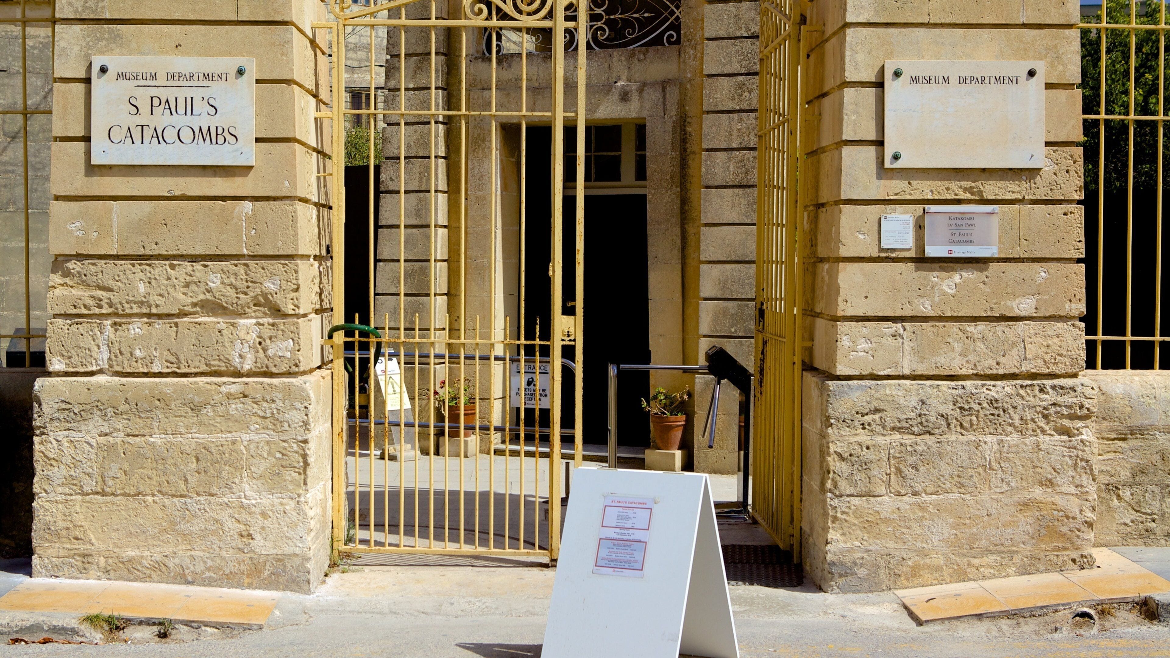 Catacombs of St. Paul and St. Agatha\'s Crypt which includes heritage architecture