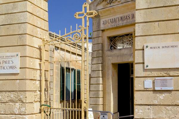 Catacombes de Saint-Paul et crypte de Sainte-Agathe qui includes patrimoine architectural et cimetiĂšre