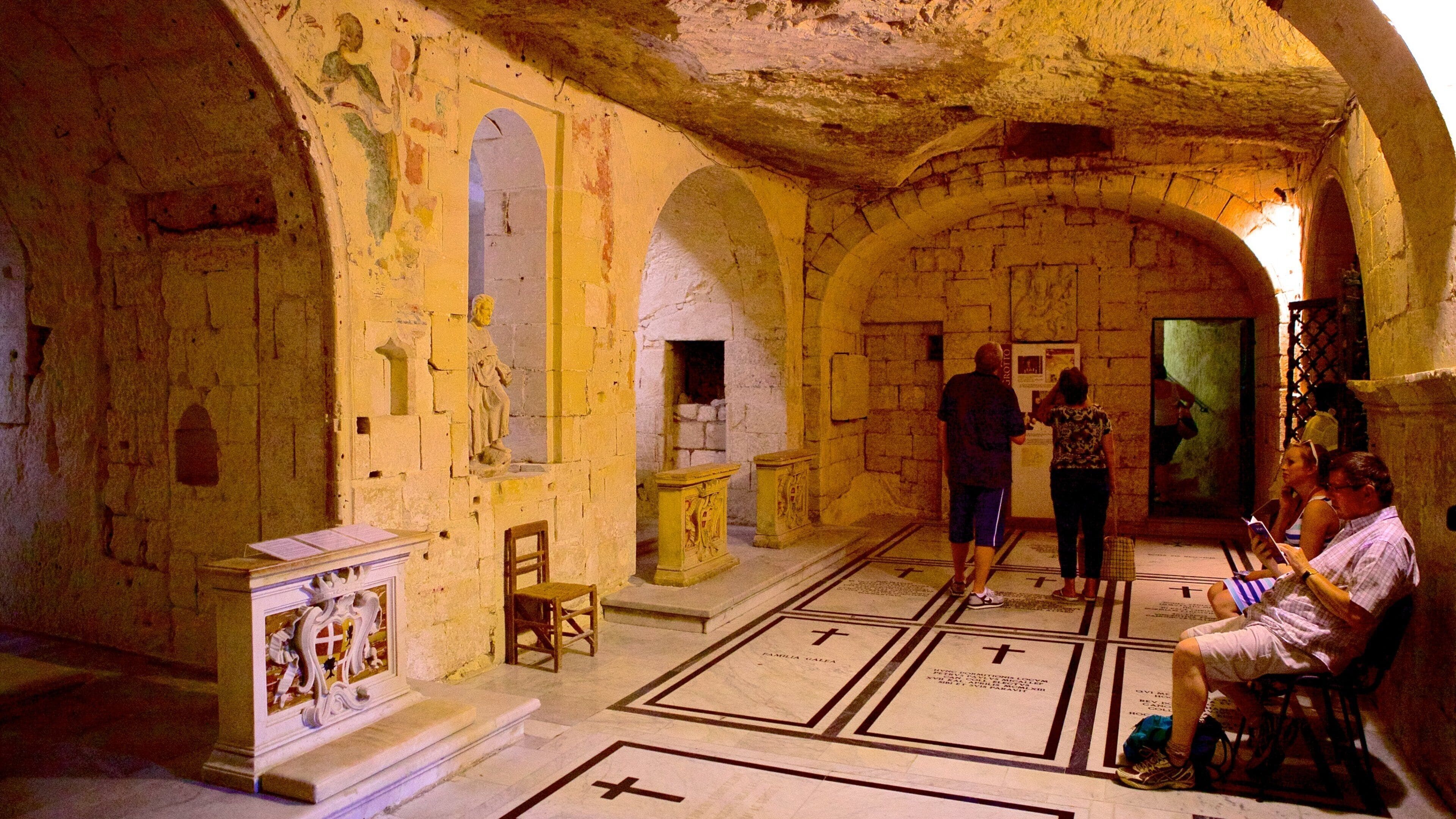 Malte mettant en vedette vues intérieures aussi bien que petit groupe de personnes