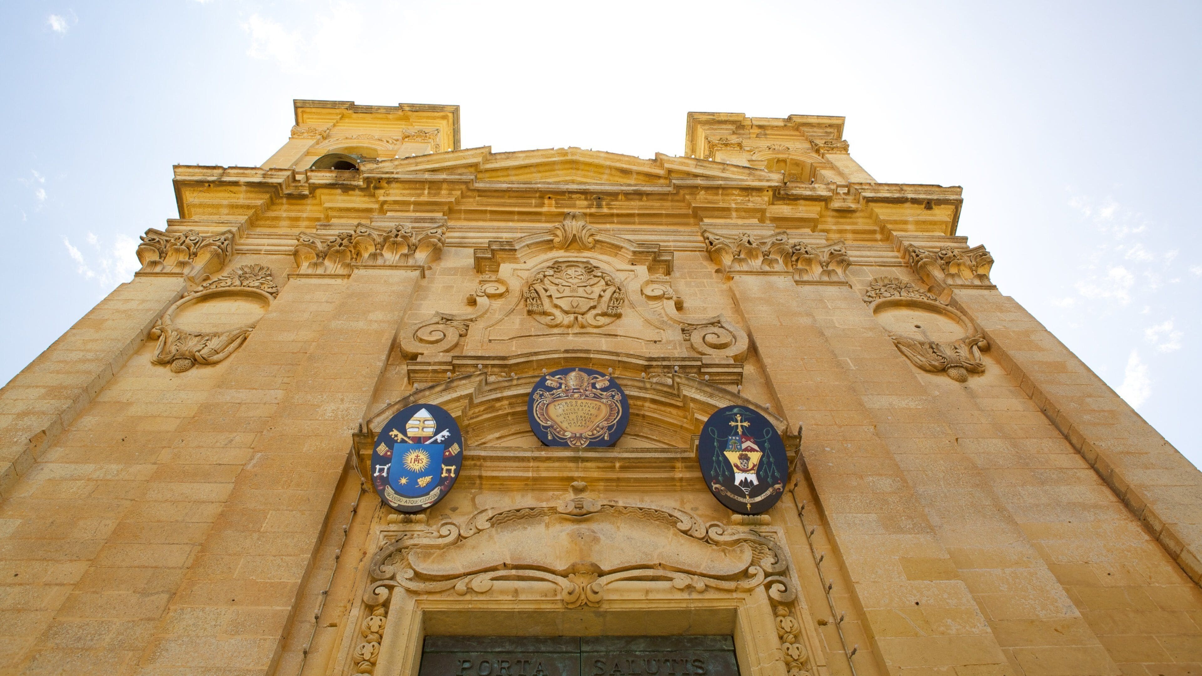 Basílica de San Jorge mostrando arquitectura patrimonial, una iglesia o catedral y aspectos religiosos