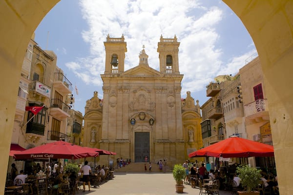 Saint George\'s Basilica presenterar en kyrka eller katedral, historisk arkitektur och ett torg