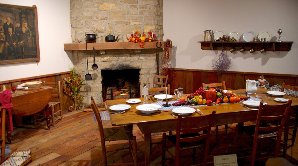 Arabia Steamboat Museum que incluye vistas interiores y comida