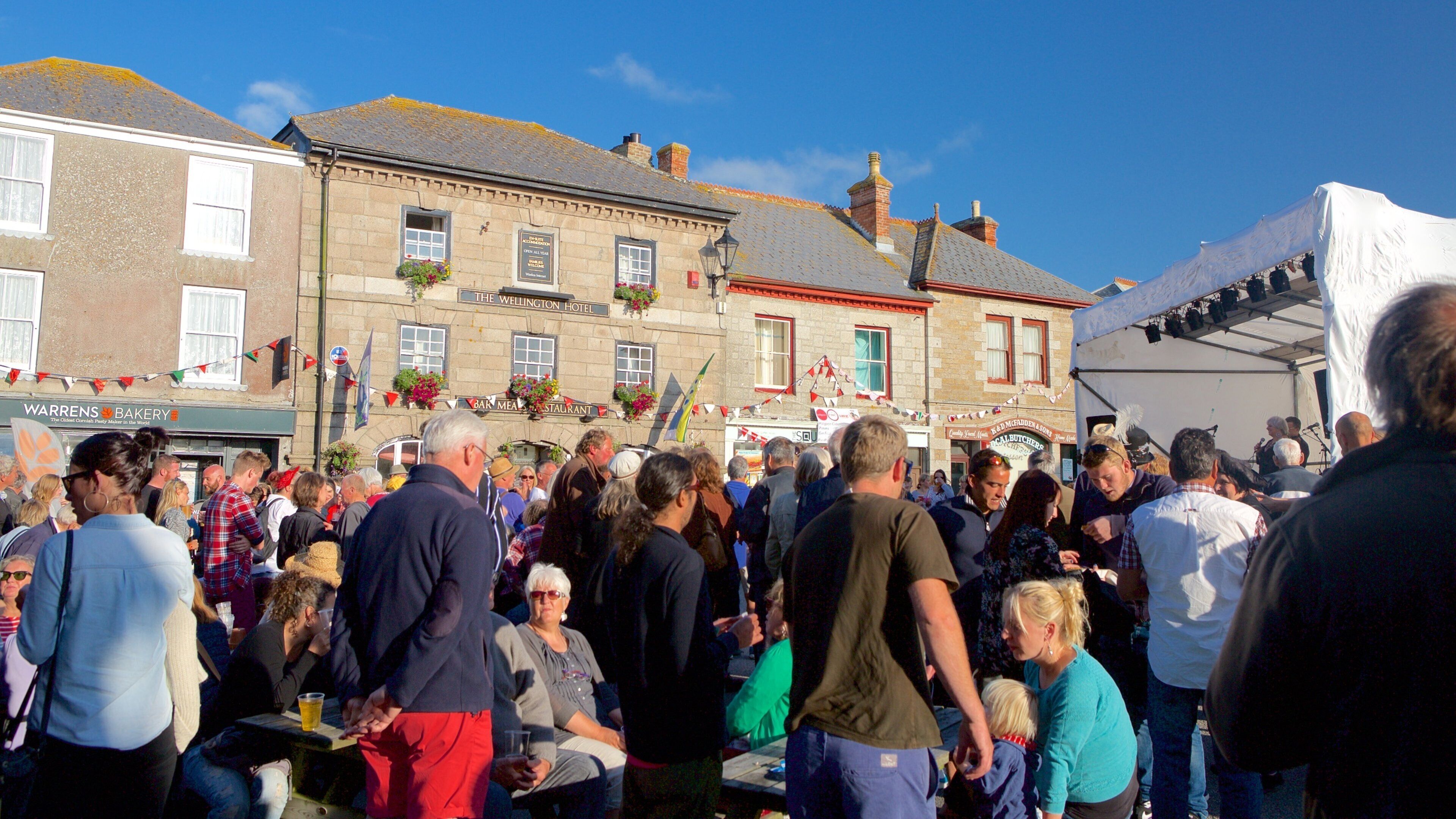 St Just presenterar gatuliv och ett torg såväl som en stor grupp av människor